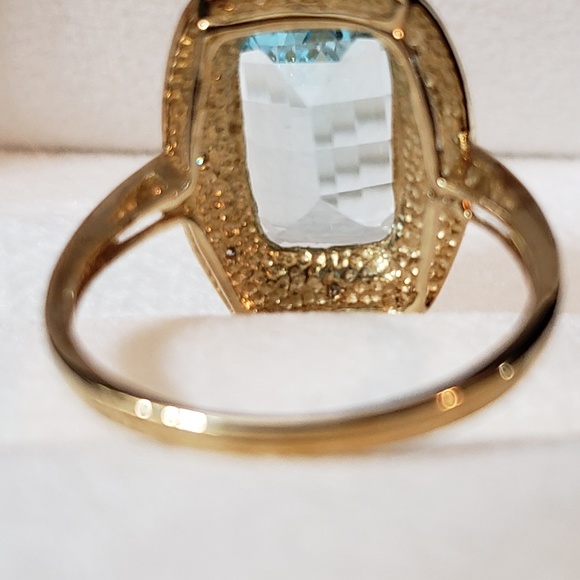 Wow! Georgous Solid 10kt Y Gold and Topaz Ring - Picture 5 of 8